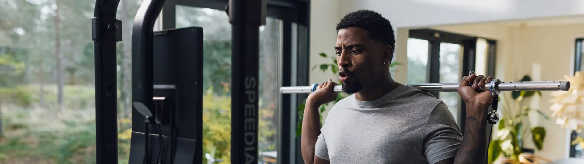 En man tränar med Speediance